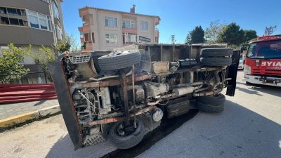 Sinop'ta profil demir yüklü kamyonet devrilerek trafik kazasına neden oldu.