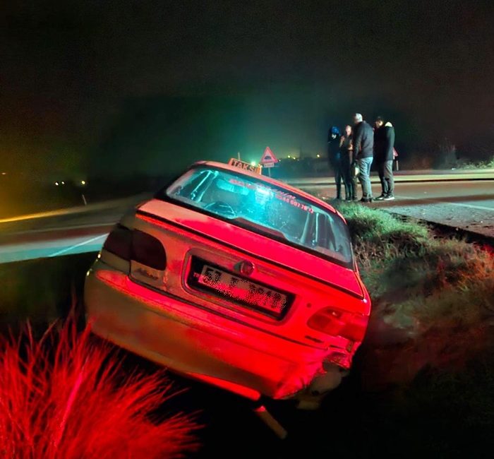 Boyabat ilçesinde meydana gelen trafik kazasında bir taksi sürücüsü yaralandı.