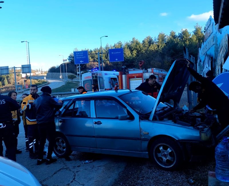 Boyabat'ta bulunan Sinop-Kastamonu kavşağında meydana gelen trafik kazasında 5 kişi