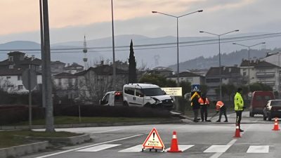 Boyabat Otogar kavşağında okul servisi ve dobla aracın karıştığı 