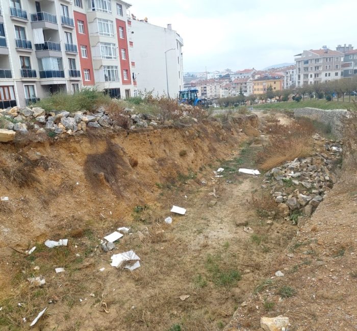 Boyabat Kumluk Mahallesi'nde 1.5 yıldır çöken istinat duvarı yapılamaması ve