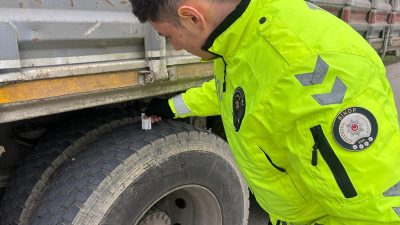 Boyabat İlçe Emniyet Müdürlüğü Trafik Şubesi ekipleri, kış lastiği kullanım