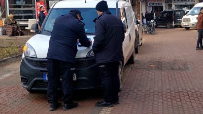 Boyabat Belediyesi'nin yeni düzenlemesiyle Orta Çarşı'nda trafik düzenine kavuşturulurken, hatalı