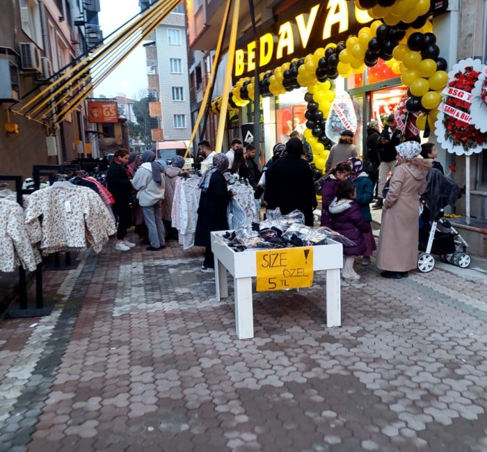 Boyabat'ta bugün hizmete giren Bedavacı Outlet, ilk günden yoğun ilgi
