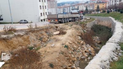 Boyabat Kumluk Mahallesi'nde uzun süredir çözülemeyen sel kanalındaki çöken istinat