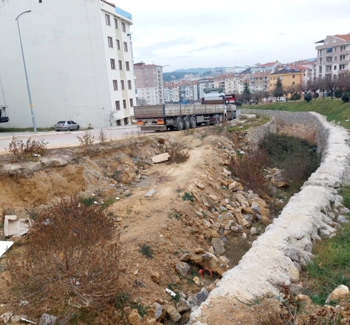 Boyabat Kumluk Mahallesi'nde uzun süredir çözülemeyen sel kanalındaki çöken istinat