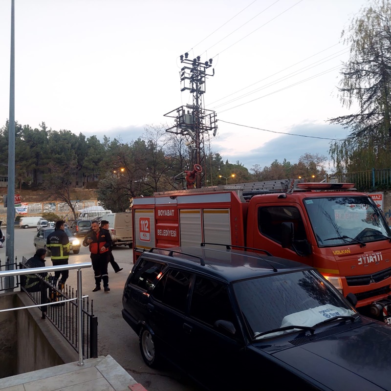 Boyabat Kumluk Mahallesi'nde bulunan eski İnönü Okulu girişindeki elektrik trafosunda
