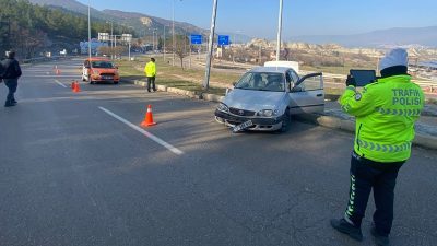 Boyabat Bölge Trafik Denetleme İstasyonu kavşağını geçtikten sonra kaygan zeminde