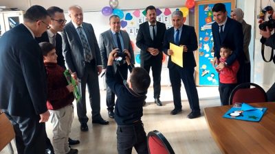 Boyabat Dumlupınar İlköğretim Okulu'nda düzenlenen karne töreni, minik bir öğrencinin
