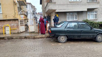 Boyabat Kumluk mahallesinde bir evin çatısında mahsur kalan, kediyi kurtarmak