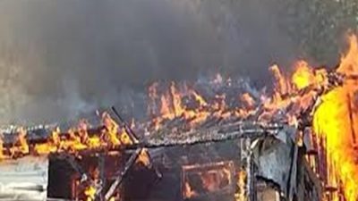 Sinop'un Saraydüzü ilçesine bağlı Uluköy'de akşam saatlerinde bir samanlıkta yangın