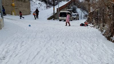 Boyabat'ta üç gündür aralıksız devam eden yoğun kar yağışı, şehri