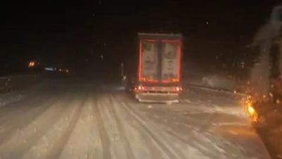 Boyabat'ta akşam saatlerinde yüksek kesimlerde başlayan kar yağışı etkili oluyor.