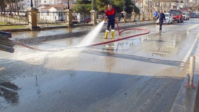 Boyabat Belediyesi İtfaiye ekipleri, hafta sonunu yol temizliğine ayırarak vatandaşların