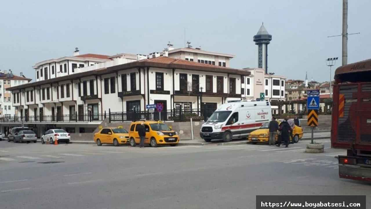 Boyabat'ın en işlek caddelerinden biri olan Adnan Menderes Bulvarı'nda trafik