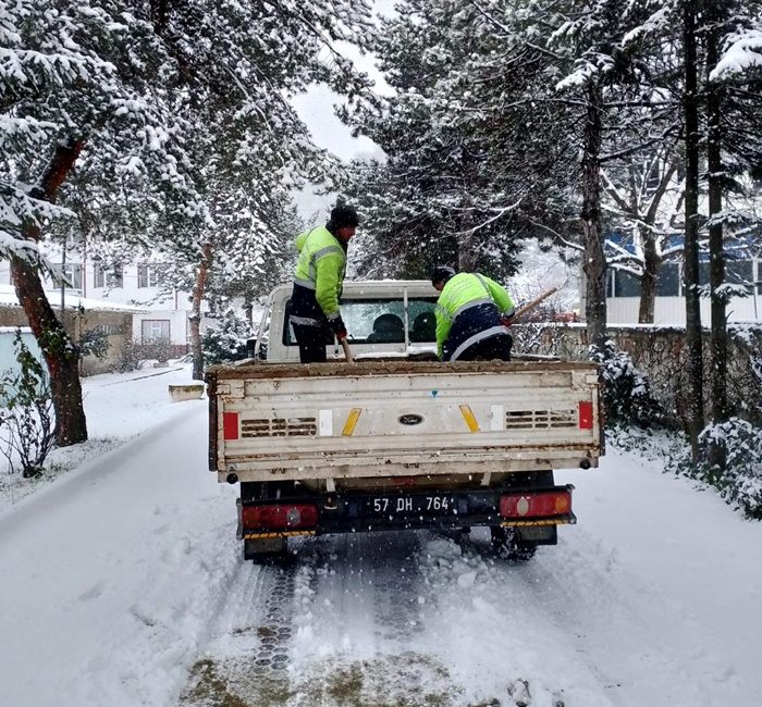 Boyabat Belediyesi Çevre Müdürlüğü ekipleri, ilçede etkili olan yoğun kar