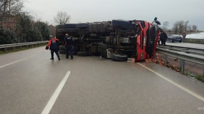 Sinop'ta bugün saat 11.45 sıralarında bir kamyonun devrilmesi sonucu bir