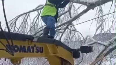 Sinop'ta etkili olan kar yağışı ve buzlanma nedeniyle yolların kapanması