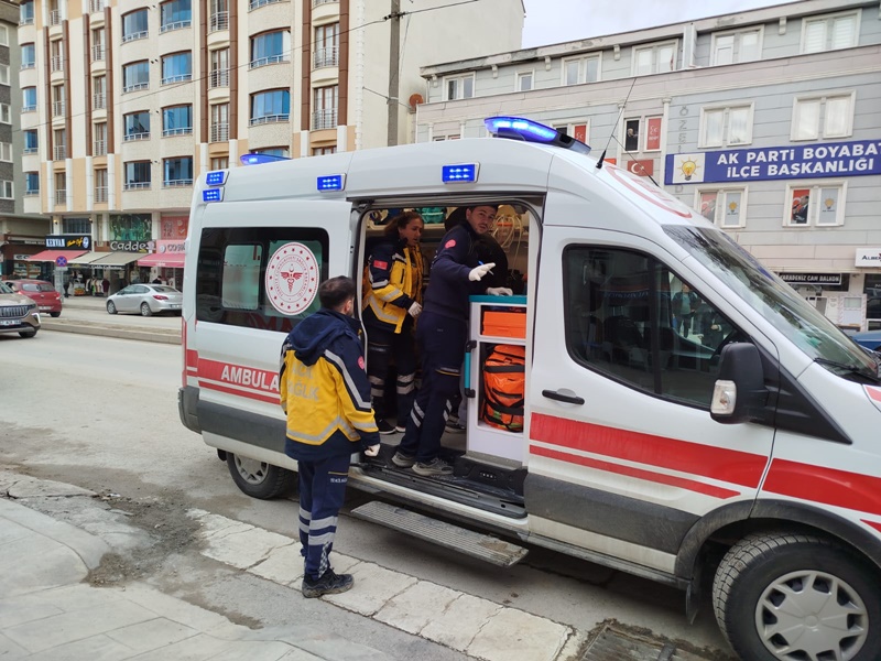 Boyabat ilçesinde yaya yolundan karşıya geçmekte olan yaya motosikletin çarpmasıyla