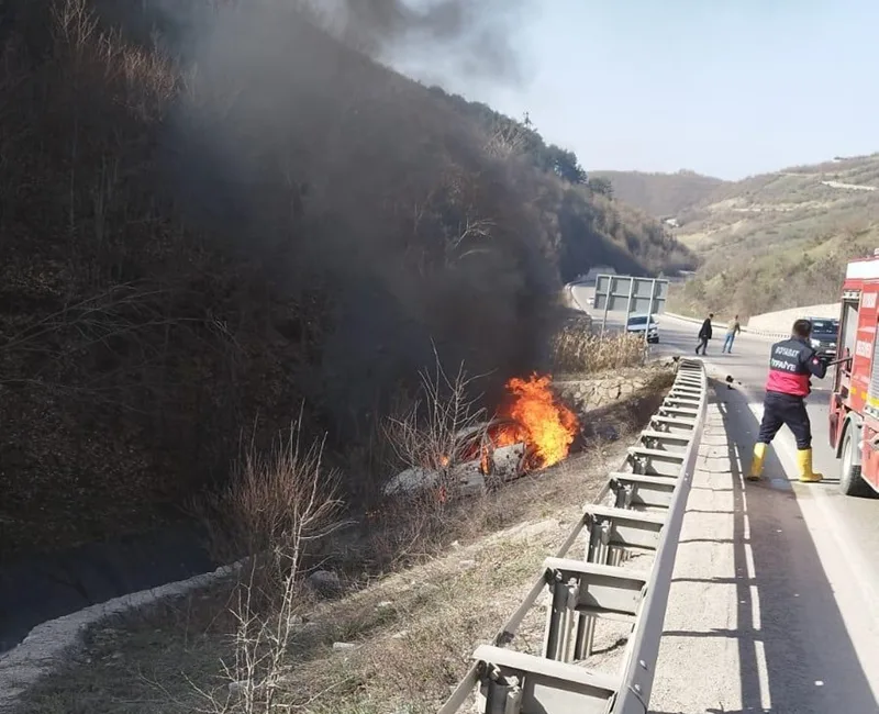 Boyabat Üzümlü Köyü mevkiinden korkutan kaza canlarını zor kurtardılar. Olay