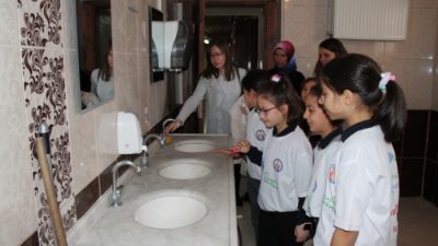 Abdurrahman Güneş İlkokulu öğretmenleri Vildan ERTÜRK ve Merve SAL AY,