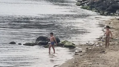 Sinop'ta baharın erken gelmesiyle birlikte gençler, deniz sezonunu beklenenden çok