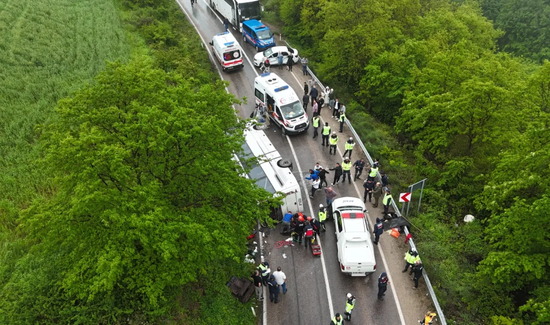  Öğrencileri taşıyan bir otobüs ile bir otomobilin çarpışması sonucu otobüs