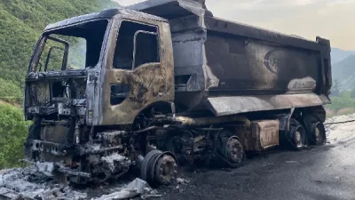 Boyabat-Ayancık Yolu'nda İş Kamyonu Alev Aldı: Maddi Hasar var Birbirine