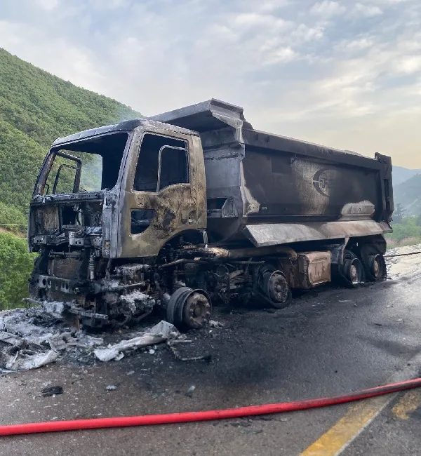 Boyabat-Ayancık Yolu'nda İş Kamyonu Alev Aldı: Maddi Hasar var Birbirine