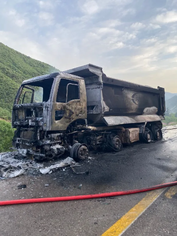 Boyabat-Ayancık Yolu'nda İş Kamyonu Alev Aldı: Maddi Hasar var Birbirine