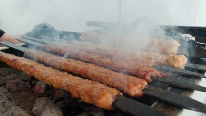 Boyabat'ta unutulmaz Bir Lezzet Deneyimi İçin Boyabat Ocakbaşı enfes ziyafet