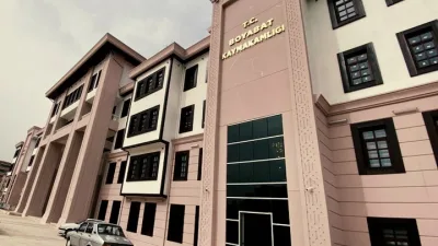 Boyabat Kaymakamlığı binasında bulunan iki asansörden biri yaklaşık üç aydır