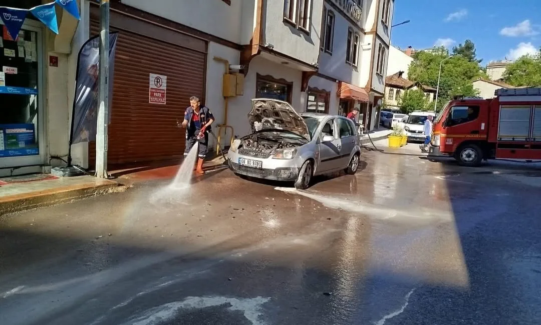 Boyabat'ta bugün öğle saatlerinde park halinde bulunan bir otomobilde çıkan