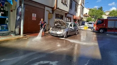 Boyabat'ta bugün öğle saatlerinde park halinde bulunan bir otomobilde çıkan
