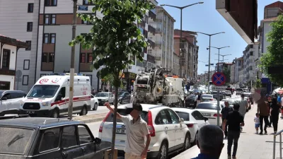 
Boyabat Adnan Menderes Bulvarı, özellikle yaz aylarında artan trafik yoğunluğuyla