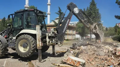 Boyabat Belediyesi, yıllardır ihmal edilen ve bakımsız kalan alanları tek