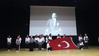 Boyabat’ta ilk kez düzenlenen İngilizce yıl sonu gösterisi, izleyicilere unutulmaz