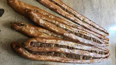 Nasip Ekmek Fırını'nın öne çıkan lezzetlerinden içli pide, bol malzemeli