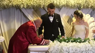 Boyabat Belediyesi'nin deneyimli nikah memuru Mehmet Akkaya, uzun yıllardır sayısız