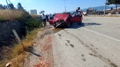 Boyabat'ın Karacaören mevkisinde bugün öğle saatlerinde meydana gelen trafik kazasında