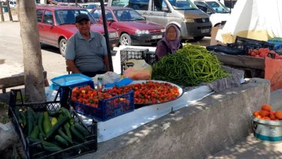 Boyabat'taki köylü pazarı, yazın gelişiyle birlikte taptaze yerli ürünler sebze