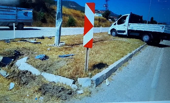 Sinop'un Boyabat ilçesi, Karacaören Köyü mevkiinde sabah saatlerinde trafik kazası