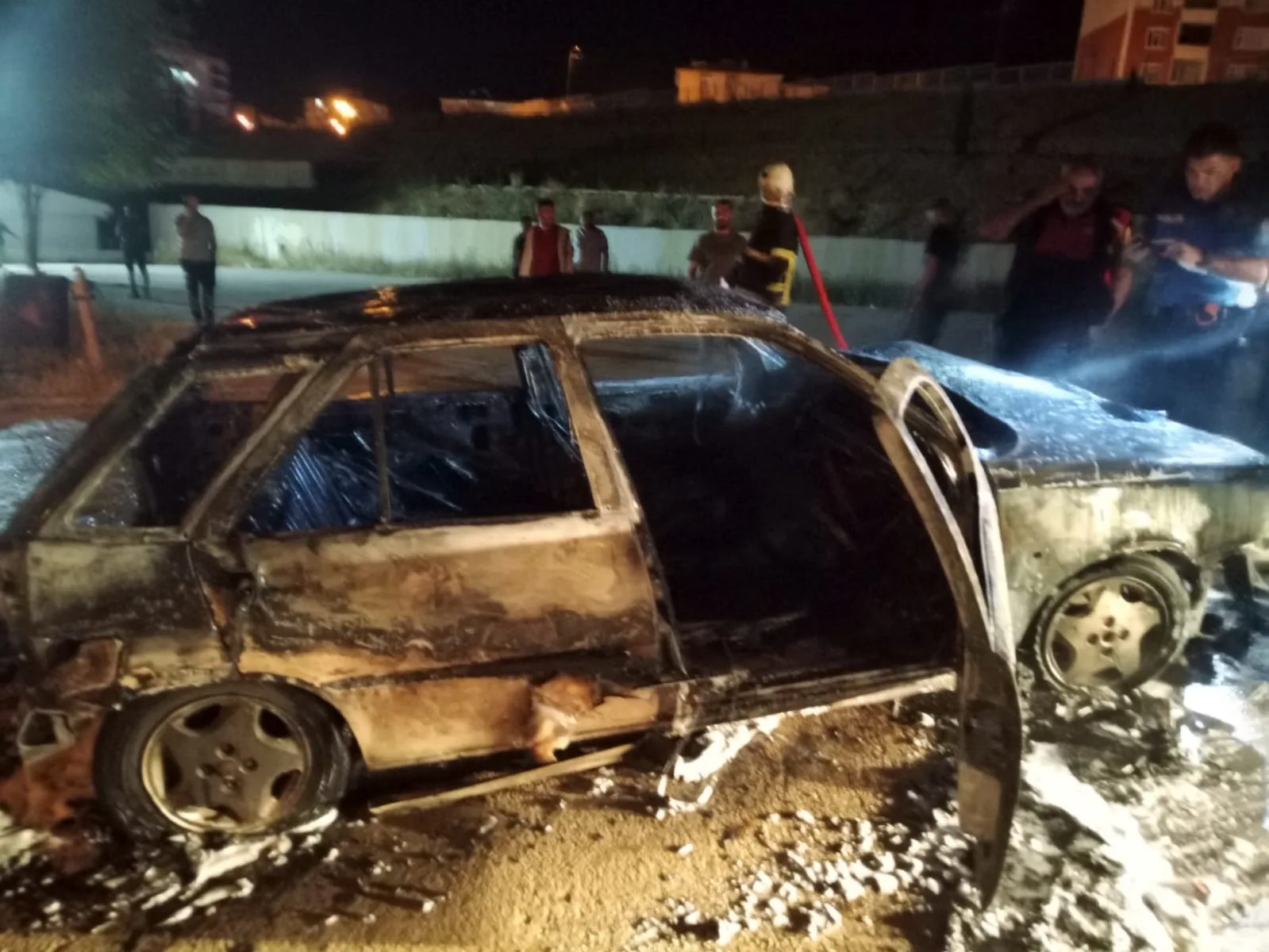 Boyabat'ta Otomobil Alev Alev Yandı. Kullanılamaz Hale Geldi Boyabat'ta, Adnan