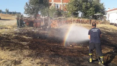 Bugün Esentepe Mahallesi'nde meydana gelen ot yangınına Boyabat İtfaiyesi kısa