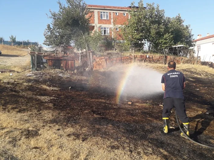 Bugün Esentepe Mahallesi'nde meydana gelen ot yangınına Boyabat İtfaiyesi kısa