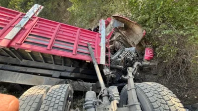 Sinop-Boyabat karayolunda freni boşalan kum yüklü kamyonun şarampole yuvarlanması sonucu