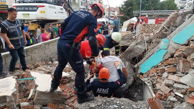 Boyabat'ta gerçekleşen deprem tatbikatı, gerçeğini aratmayan sahneleriyle vatandaşları adeta nefes