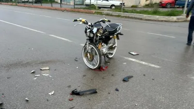 Boyabat Sanayi Sitesi ışıklarında meydana gelen trafik kazasında bir motosiklet