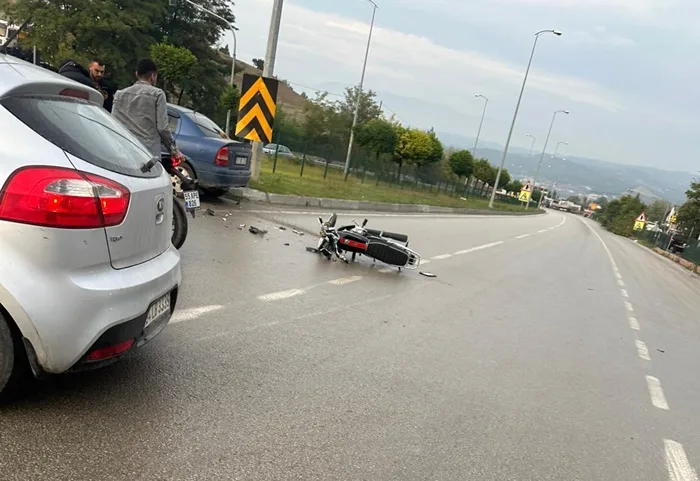 Boyabat Sanayi Kavşağında Trafik Kazası: 1 Yaralı 2 Boyabat Sanayi Kavşağında Trafik Kazası: 1 Yaralı