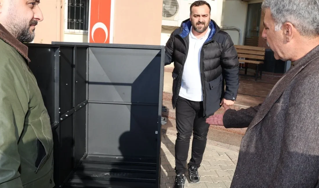 Mardin’in Artuklu ilçesinde yıllardır dar ve merdivenli sokaklarda çöp toplama